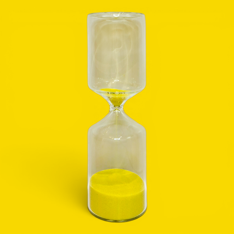 Glass 10-minute hourglass with yellow sand from the mindful sh*t Kit